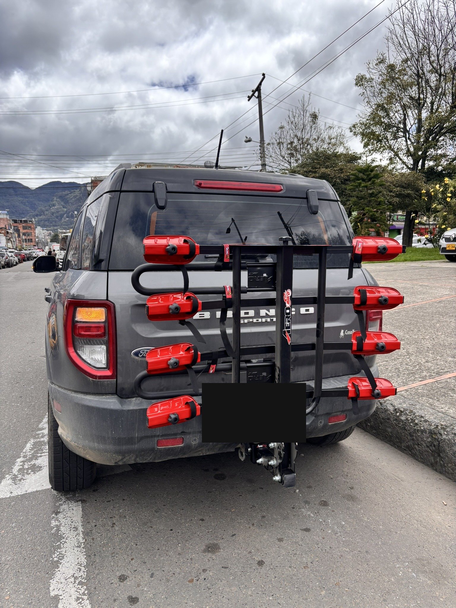 Ford Bronco Sport con portabicicletas Aerobike 4 bicicletas instalado