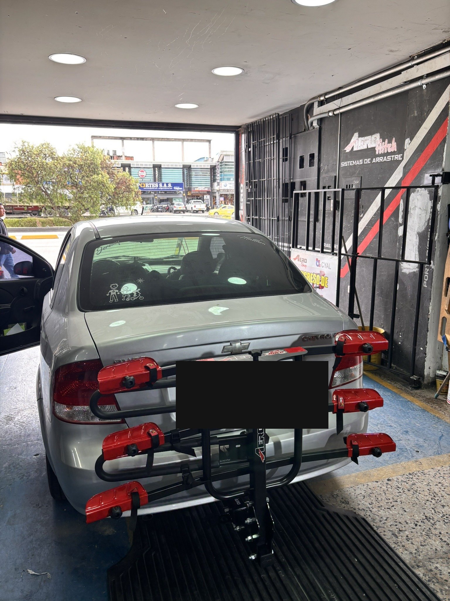 Chevrolet Aveo con portabicicletas Aerobike 4 bicicletas instalado