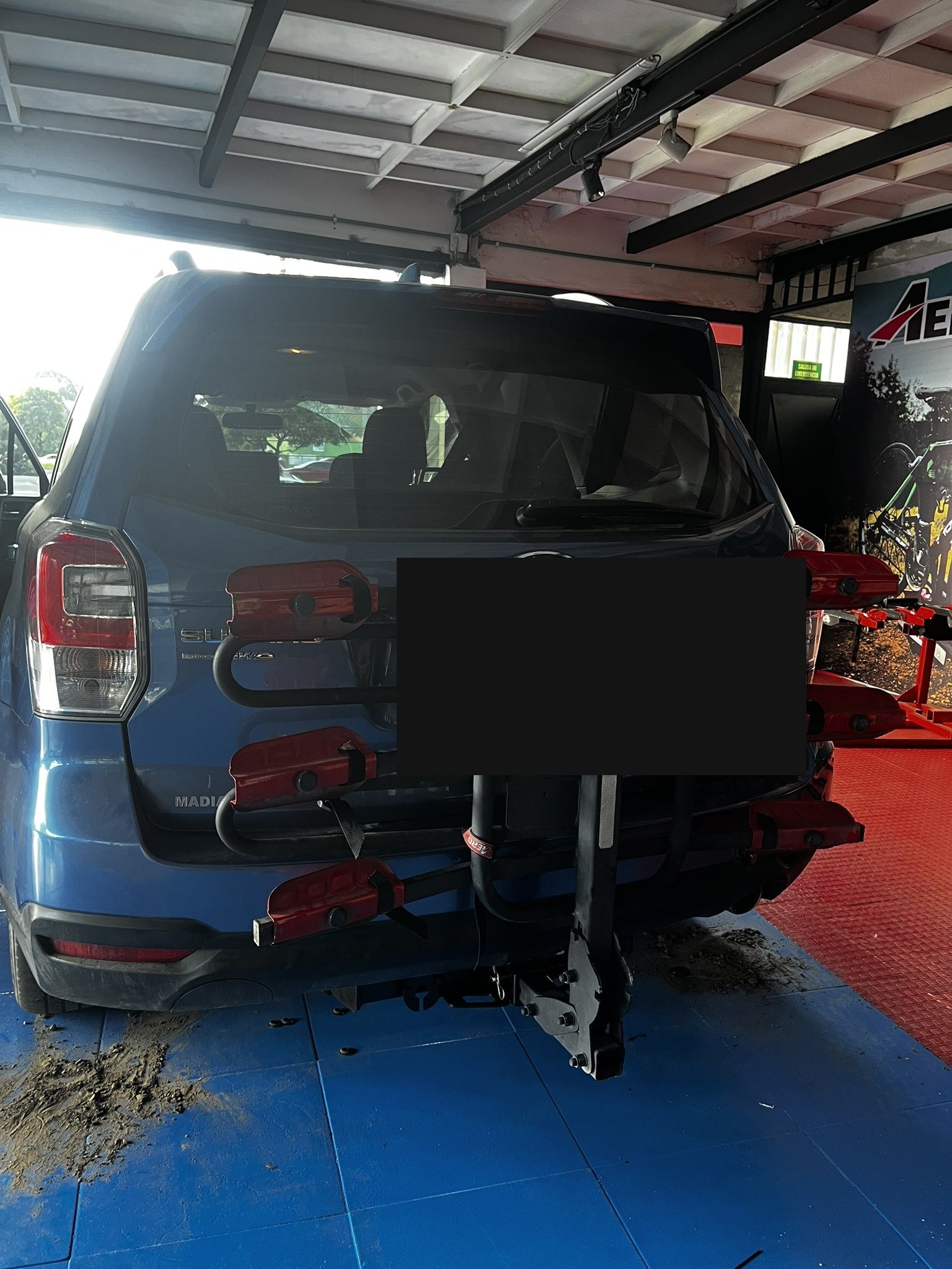 Subaru Forester con portabicicletas Aerobike 4 bicicletas instalado