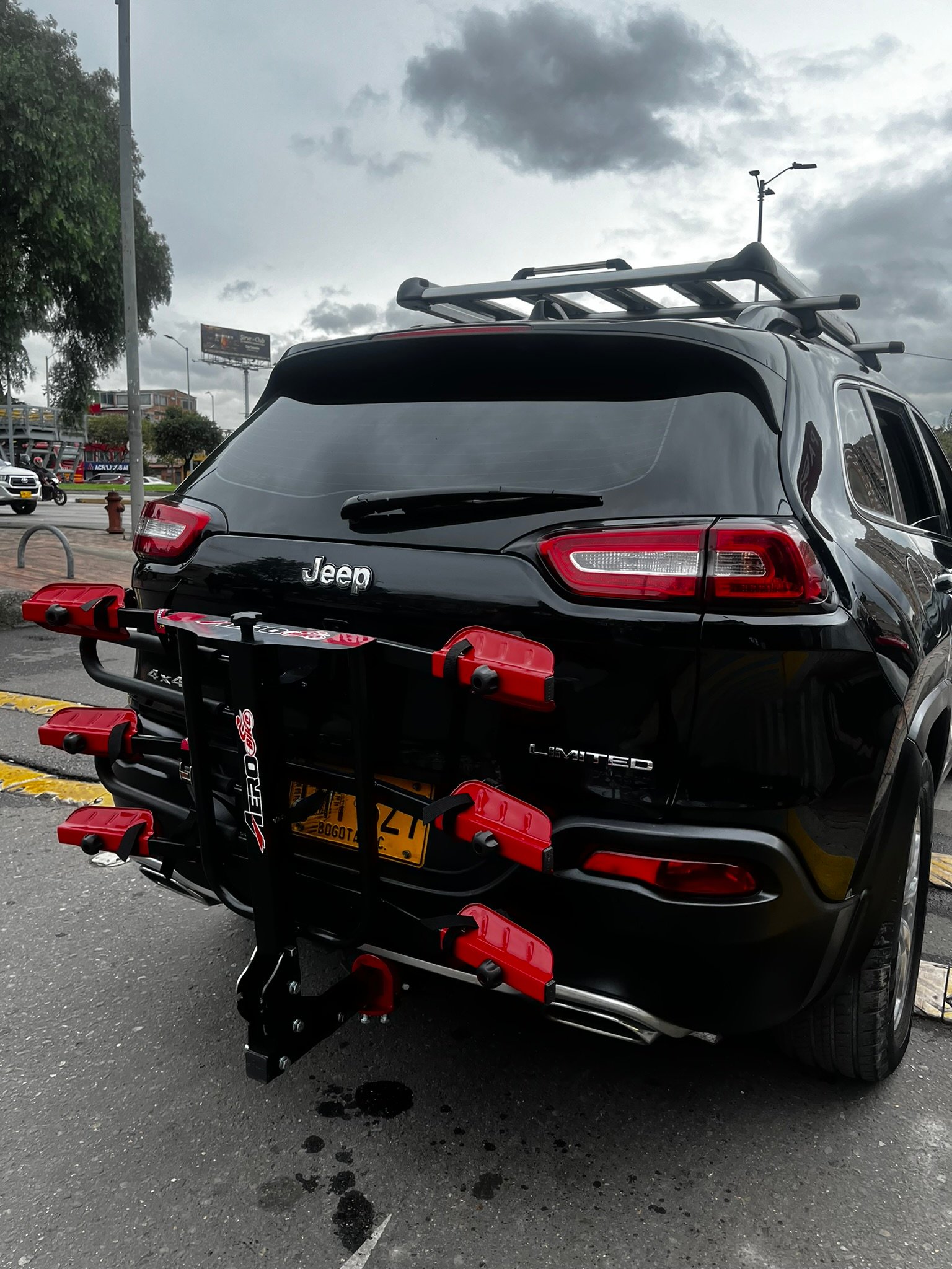 Camioneta con tiro de arrastre instalado lista para remolcar
