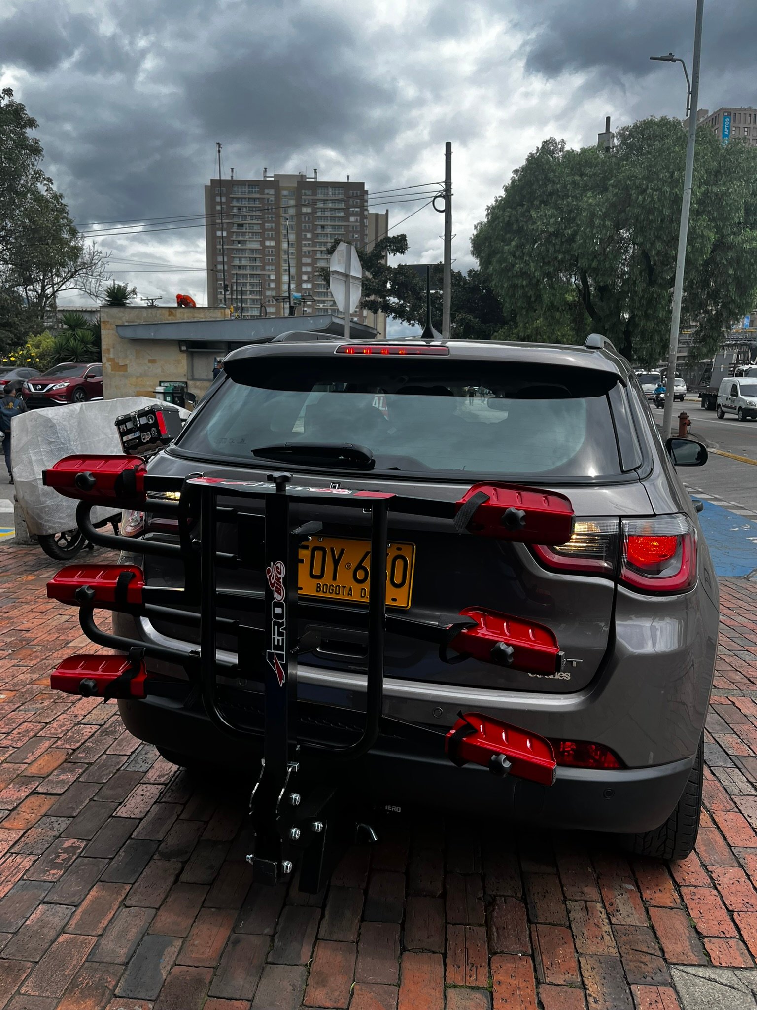 Jeep Compass con portabicicletas Aerobike 4 bicicletas instalado, otra unidad