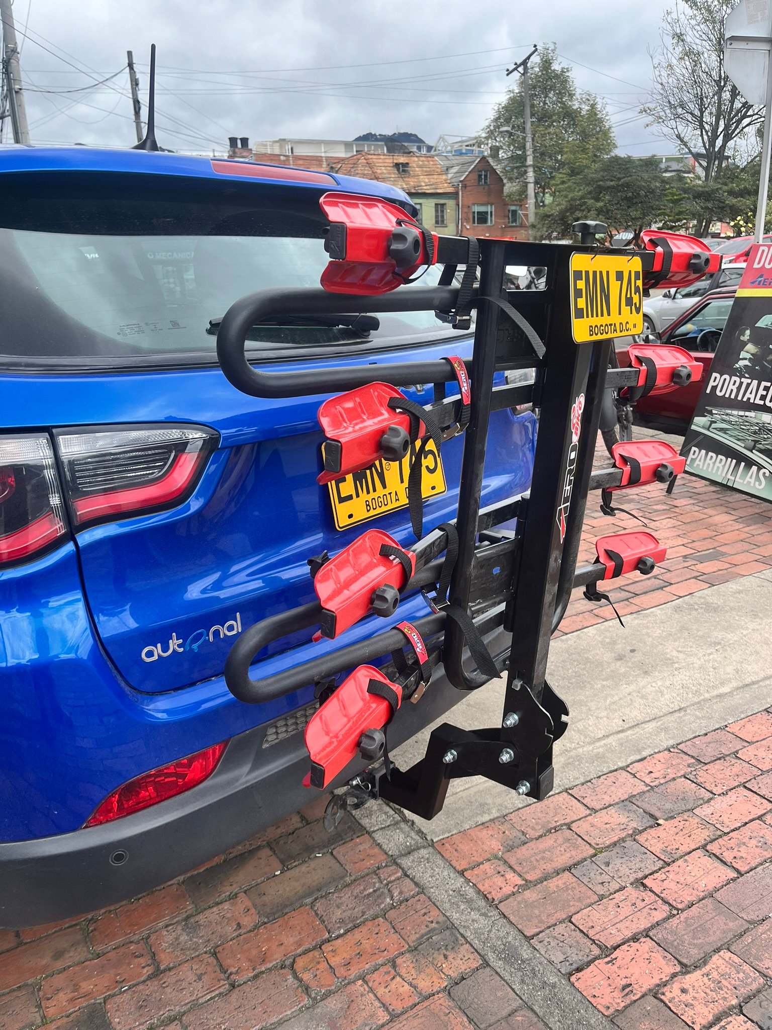 Jeep Compass Sport con portabicicletas Aerobike 4 bicicletas instalado