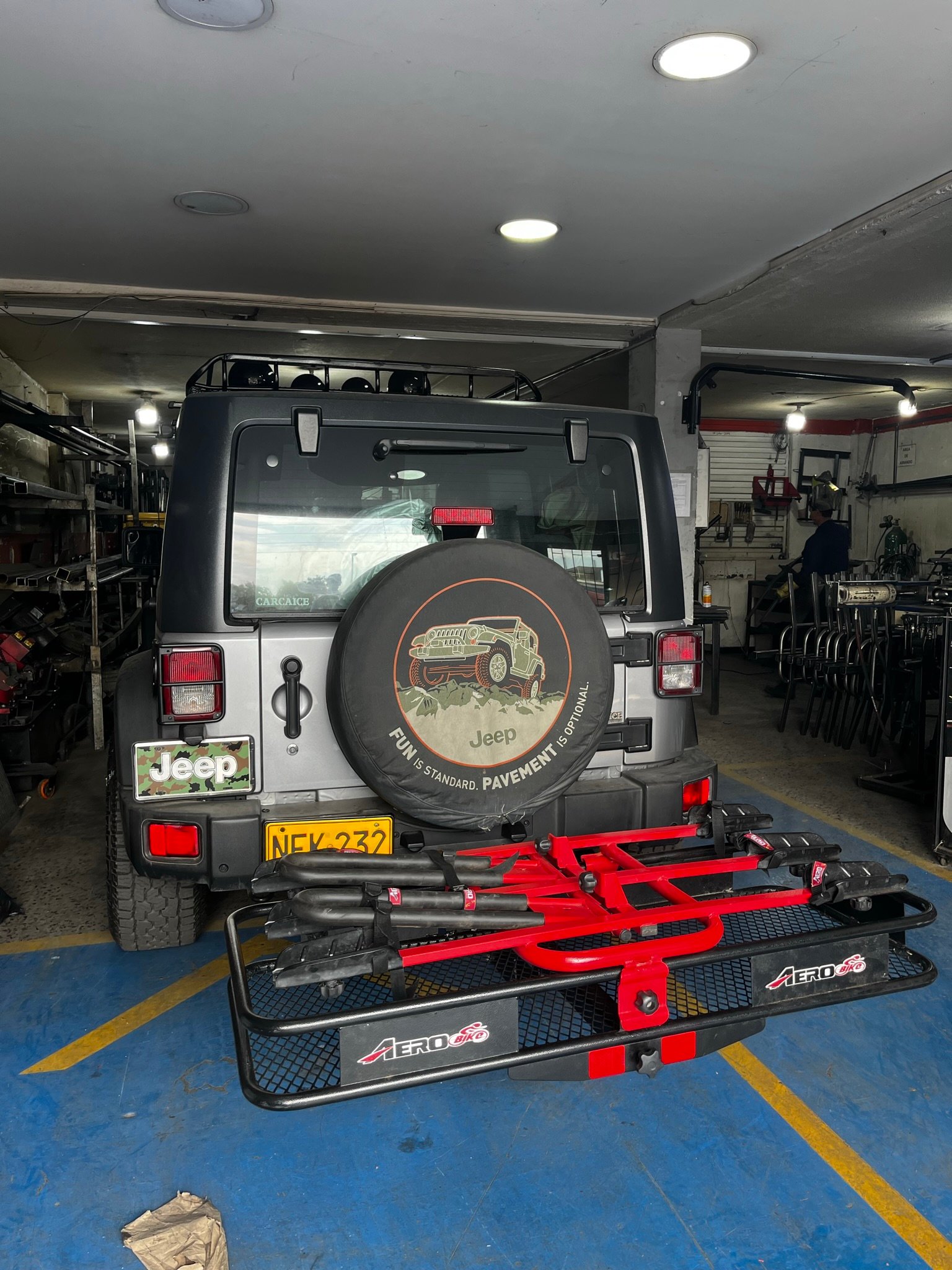 Jeep Wrangler con canasta de carga Aerohitch instalada en el tiro de arrastre