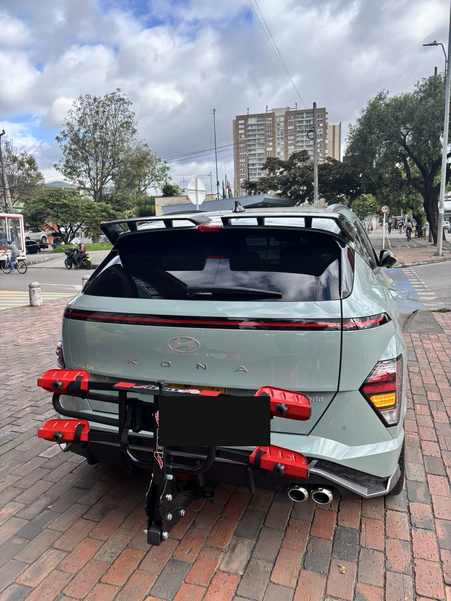 Hyundai Kona con portabicicletas Aerobike 4 bicicletas instalado
