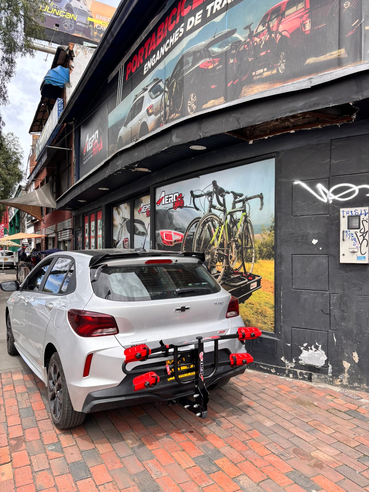 Chevrolet Onix con portabicicletas Aerobike 3 bicicletas instalado