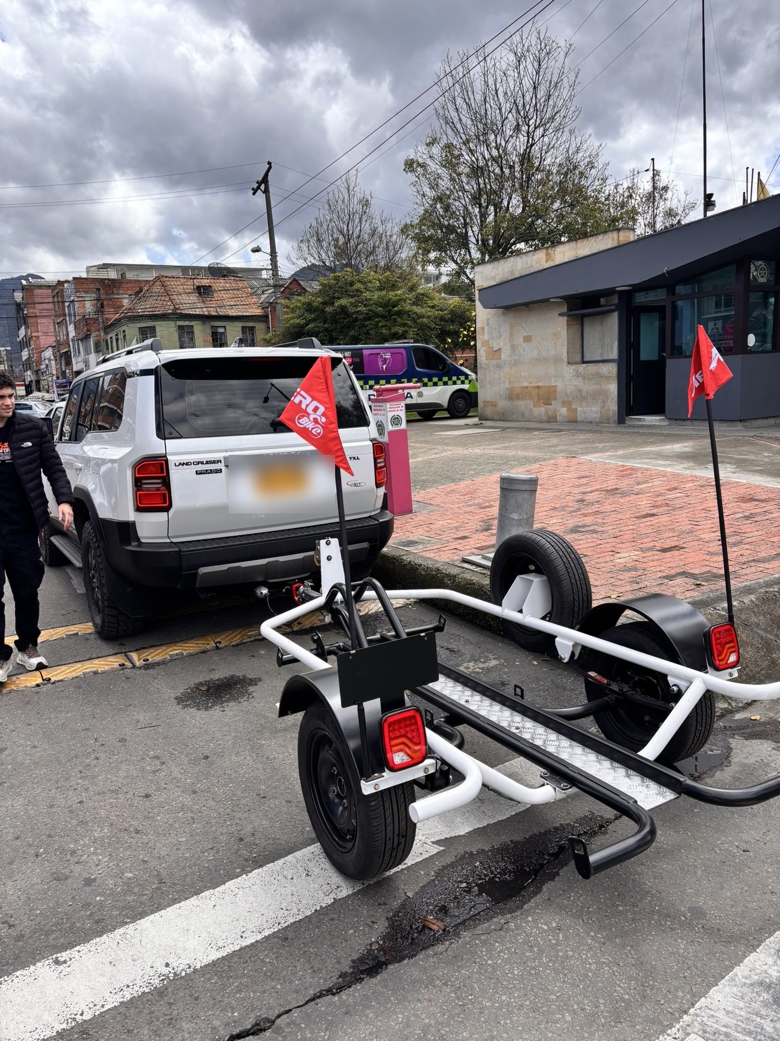 Toyota Prado remolcando un remolque AERO Bike abatible para motos