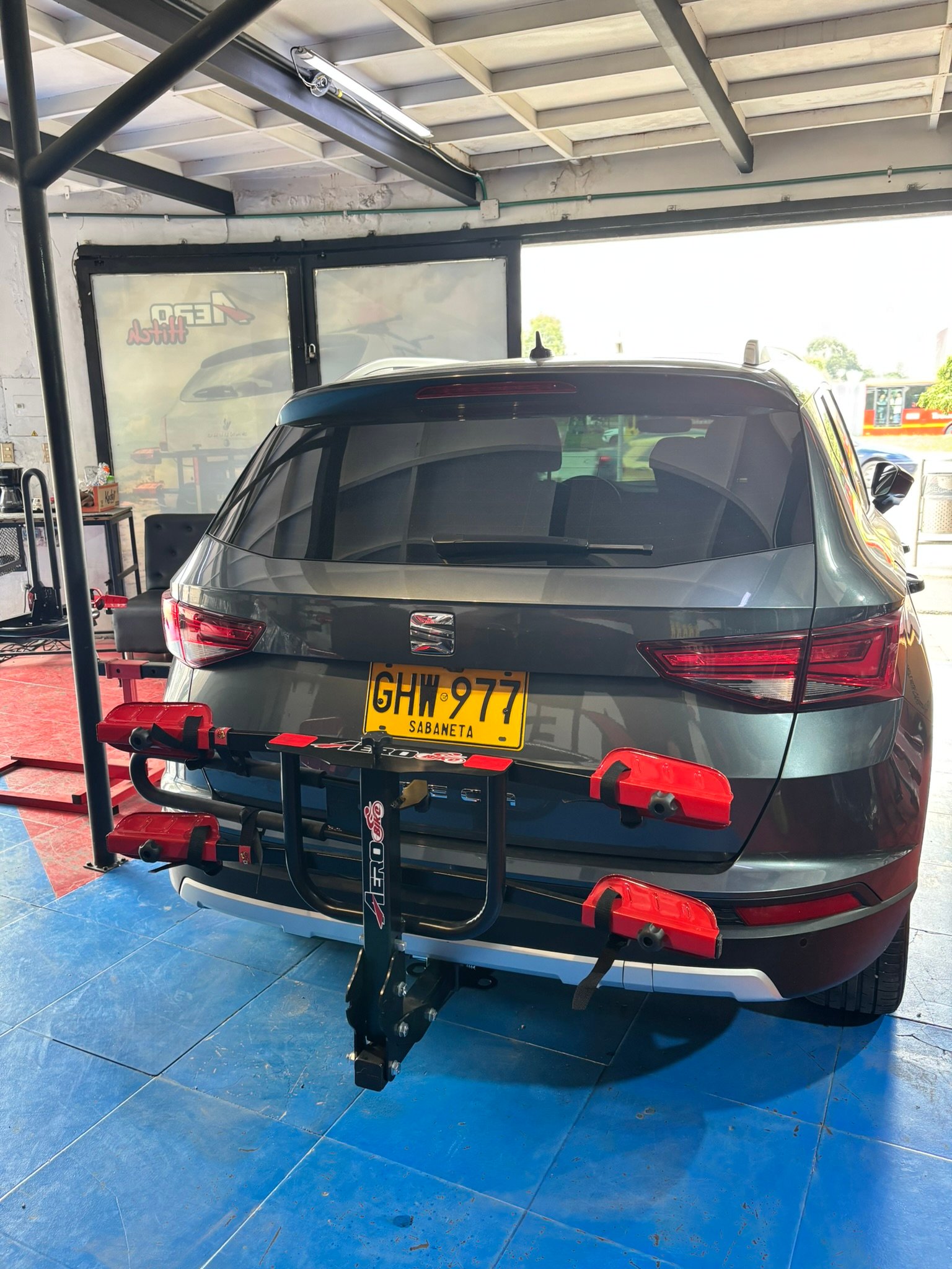 SEAT Ateca con portabicicletas Aerobike 4 bicicletas instalado, vista frontal