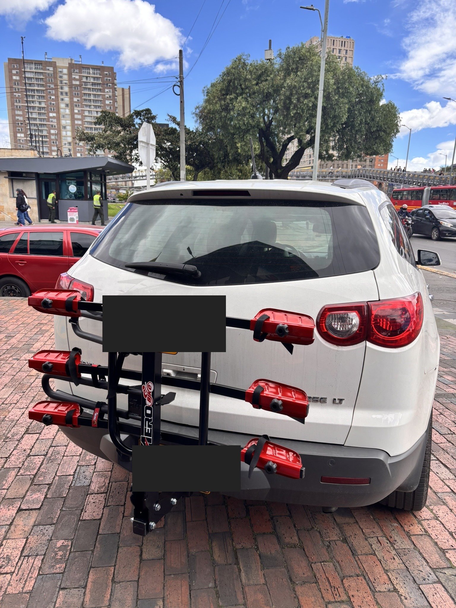 Chevrolet Tracker con portabicicletas Aerobike 4 bicicletas instalado