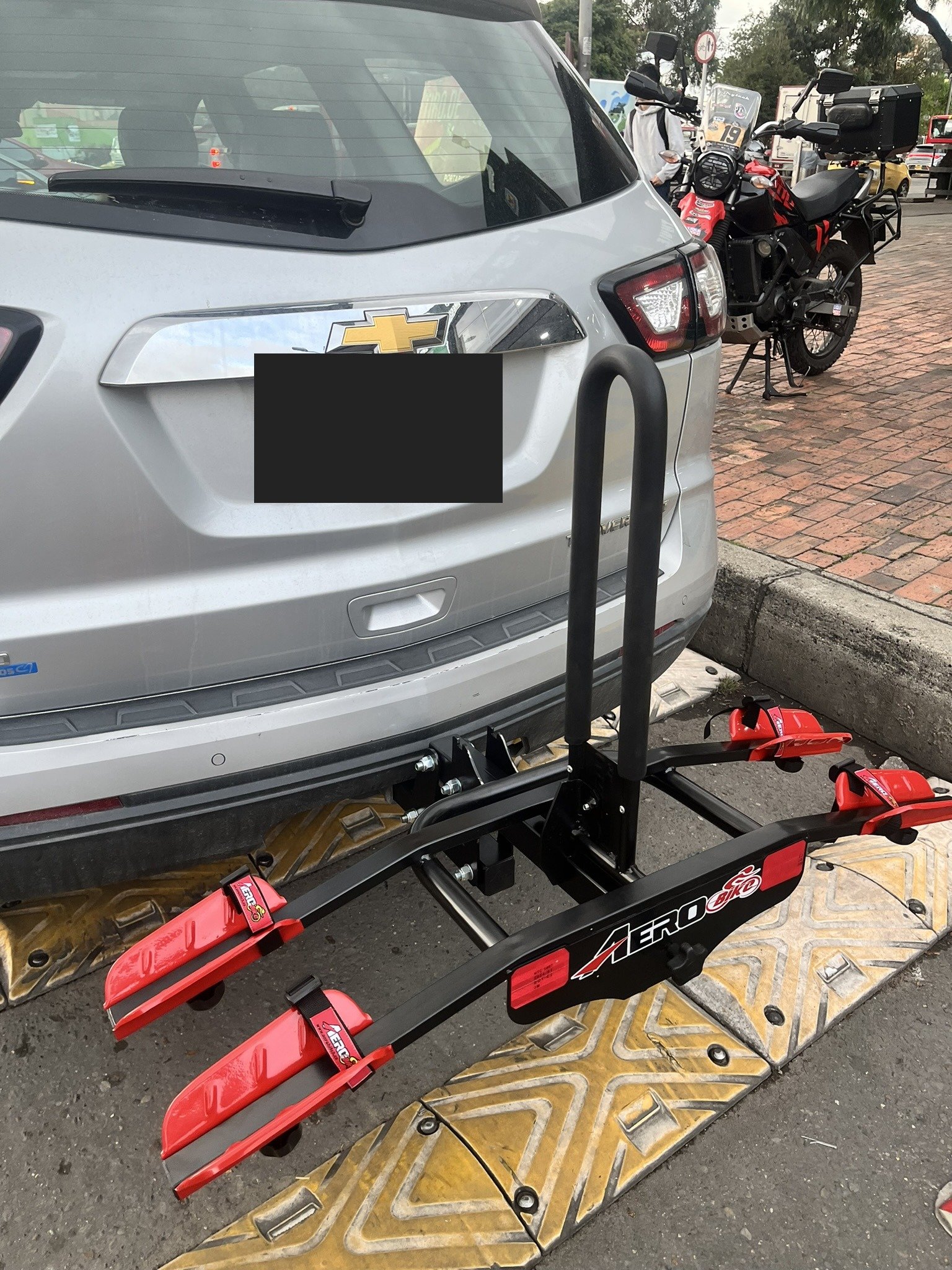 Detalle del portabicicletas Aerobike 4 bicicletas en Chevrolet Traverse